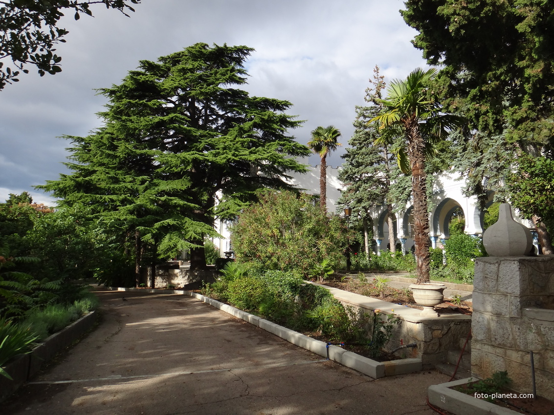 Парк "Дюльбер". Разбит в к. XIX в. Инициатор - велик. князь П. Н. Романов. Проект дворц.-парк. ансамбля с учётом эскизов Романова разраб. ялт. арх. Н. П. Краснов, высажен с участ.  крым. садовода Л. Кремера. Корпус 2 постройки 1938г. в стиле дворца.