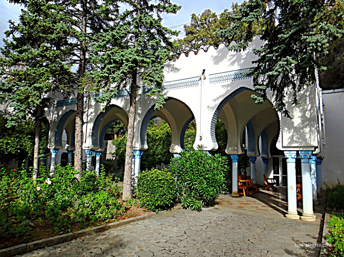 Парк "Дюльбер". Разбит в к. XIX в. Инициатор - велик. князь П. Н. Романов. Проект дворц.-парк. ансамбля с учётом эскизов Романова разраб. ялт. арх. Н. П. Краснов, высажен с участ.  крым. садовода Л. Кремера. Корпус 2 постройки 1938г. в стиле дворца.