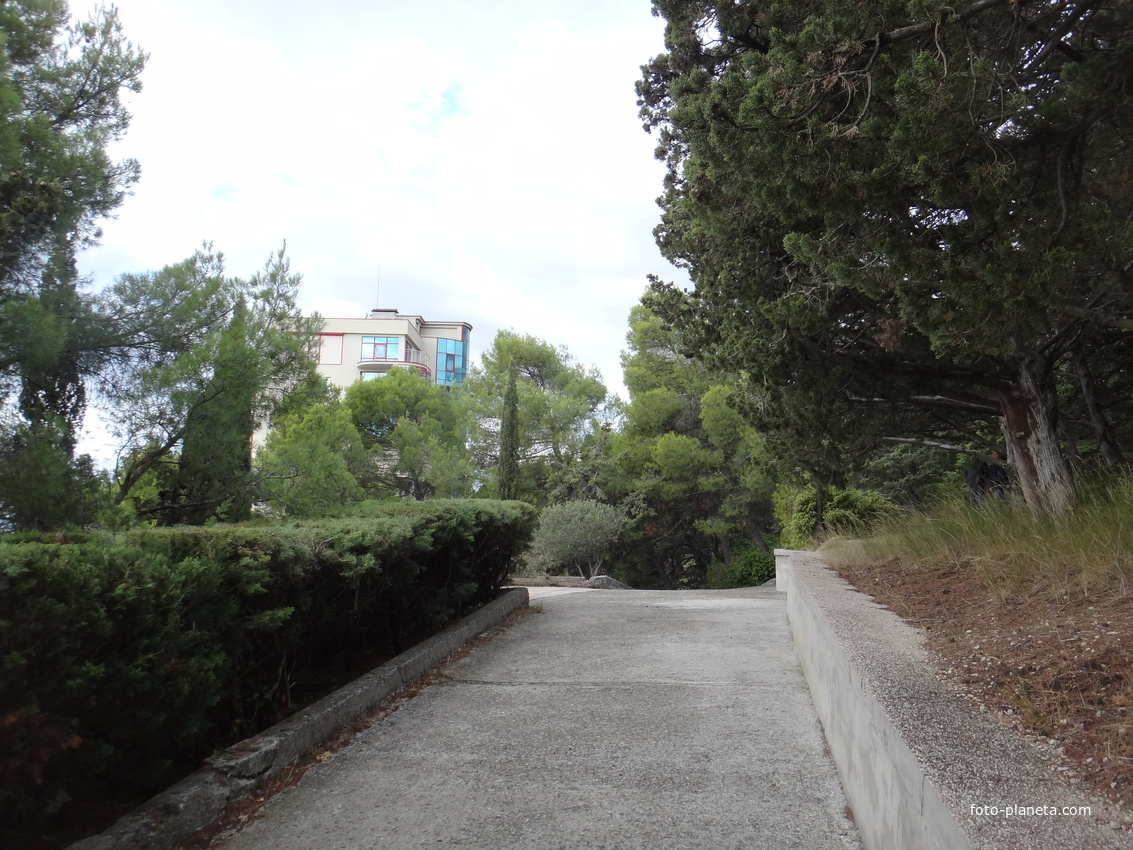 Парк "Дюльбер". Разбит в к. XIX в. Инициатор - велик. князь П. Н. Романов. Проект дворц.-парк. ансамбля с учётом эскизов Романова разраб. ялт. арх. Н. П. Краснов, высажен с участ.  крым. садовода Л. Кремера. Корпус 2 постройки 1938г. в стиле дворца.