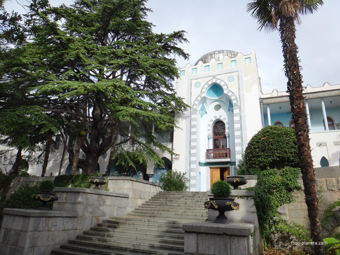 Парк "Дюльбер". Разбит в к. XIX в. Инициатор - велик. князь П. Н. Романов. Проект дворц.-парк. ансамбля с учётом эскизов Романова разраб. ялт. арх. Н. П. Краснов, высажен с участ.  крым. садовода Л. Кремера. Корпус 2 постройки 1938г. в стиле дворца.