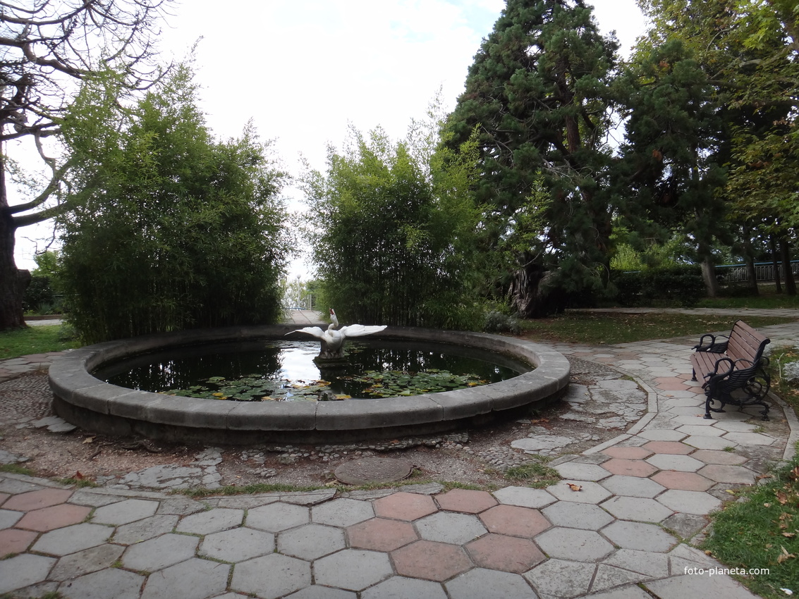 Парк "Дюльбер". Разбит в к. XIX в. Инициатор - велик. князь П. Н. Романов. Проект дворц.-парк. ансамбля с учётом эскизов Романова разраб. ялт. арх. Н. П. Краснов, высажен с участ.  крым. садовода Л. Кремера. Фонтан "Лебедь".