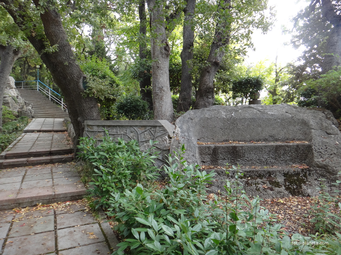 Парк "Дюльбер". Разбит в конце XIX в. Инициатор создания парка - великий князь Петр Николаевич Романов (внук Николая I). Проект парка с учётом эскизов Романова разработал ялт. арх. Н. П. Краснов, высажен с участием  крымского садовода Л. Кремера.