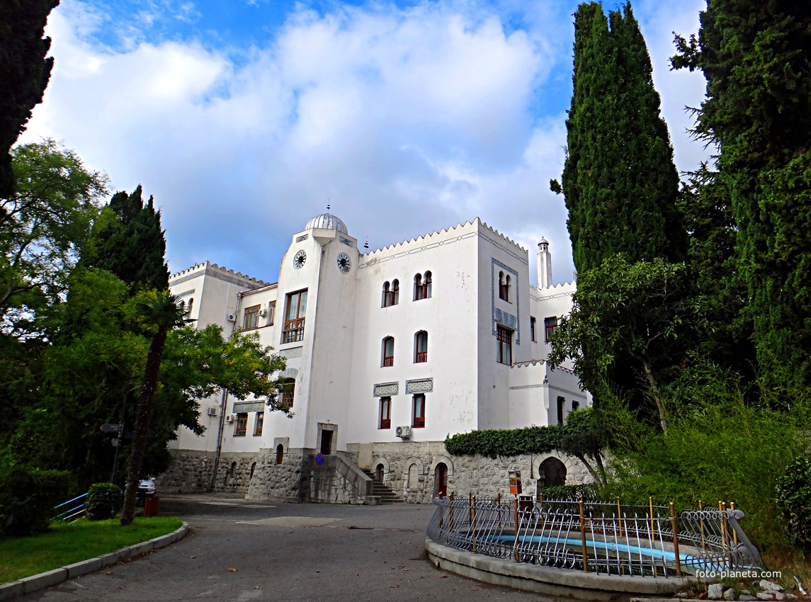 Дворц.-парк. ансамбль "Дюльбер". Построен с 1895 по 1897 г. Инициатор - велик. князь П. Н. Романов. Проект всего ансамбля с учётом эскизов Романова разраб. ялт. арх. Н. П. Краснов, парк высажен с участ.  крым. садовода Л. Кремера. Дворец "Дюльбер".