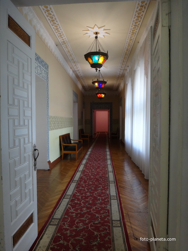 Дворц.-парк. ансамбль "Дюльбер" постройки 1895-1897гг. Инициатор - велик. князь П. Н. Романов. Проект всего ансамбля с учётом эскизов Романова разраб. ялт. арх. Н. П. Краснов, парк высажен с участ.  крым. садов. Л. Кремера. Интерьер дворца "Дюльбер".