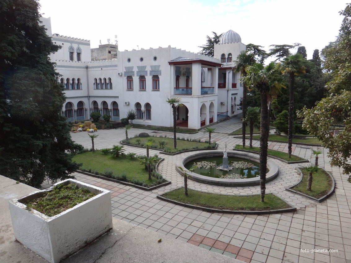 Дворц.-парк. ансамбль "Дюльбер". Построен с 1895 по 1897 г. Инициатор - велик. князь П. Н. Романов. Проект всего ансамбля с учётом эскизов Романова разраб. ялт. арх. Н. П. Краснов, парк высажен с участ.  крым. садовода Л. Кремера. Дворец "Дюльбер".