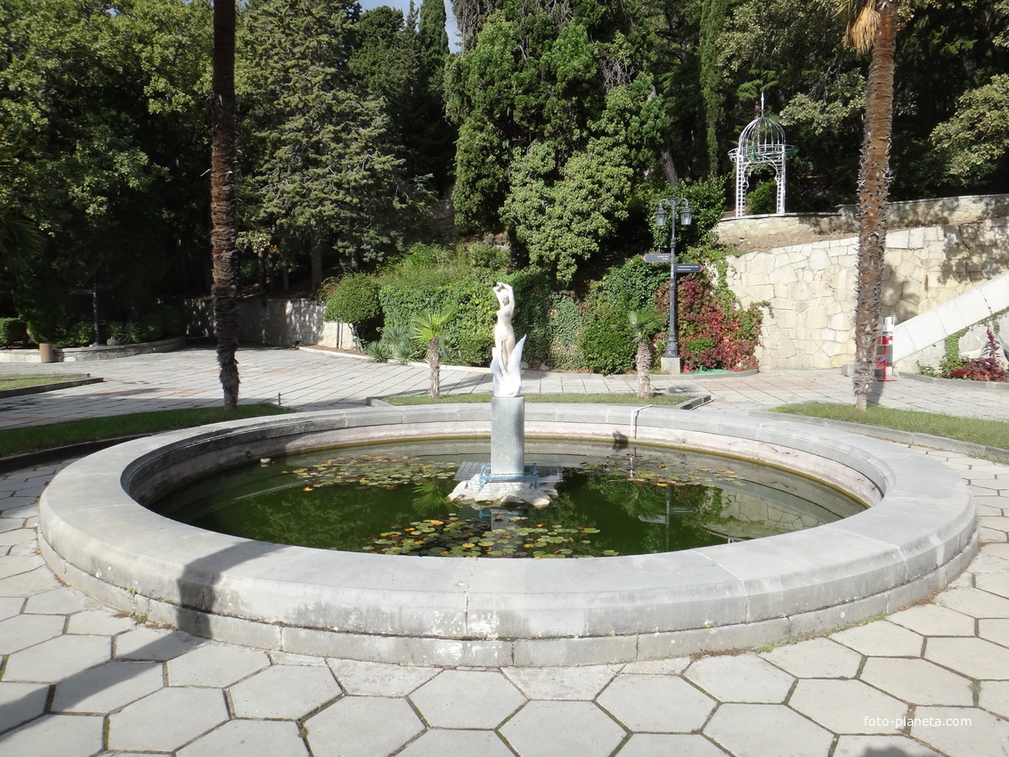 Парк "Дюльбер". Разбит в к. XIX в. Инициатор - велик. князь П. Н. Романов. Проект дворц.-парк. ансамбля с учётом эскизов Романова разраб. ялт. арх. Н. П. Краснов, высажен с участ.  крым. садовода Л. Кремера. Фонтан «Леда и Зевс».