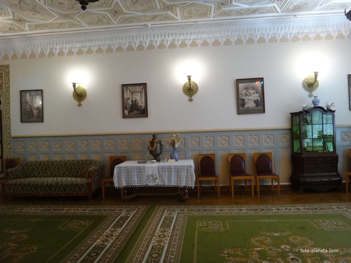 Дворц.-парк. ансамбль "Дюльбер" постройки 1895-1897гг. Инициатор - велик. князь П. Н. Романов. Проект всего ансамбля с учётом эскизов Романова разраб. ялт. арх. Н. П. Краснов, парк высажен с участ.  крым. садов. Л. Кремера. Интерьер дворца "Дюльбер".