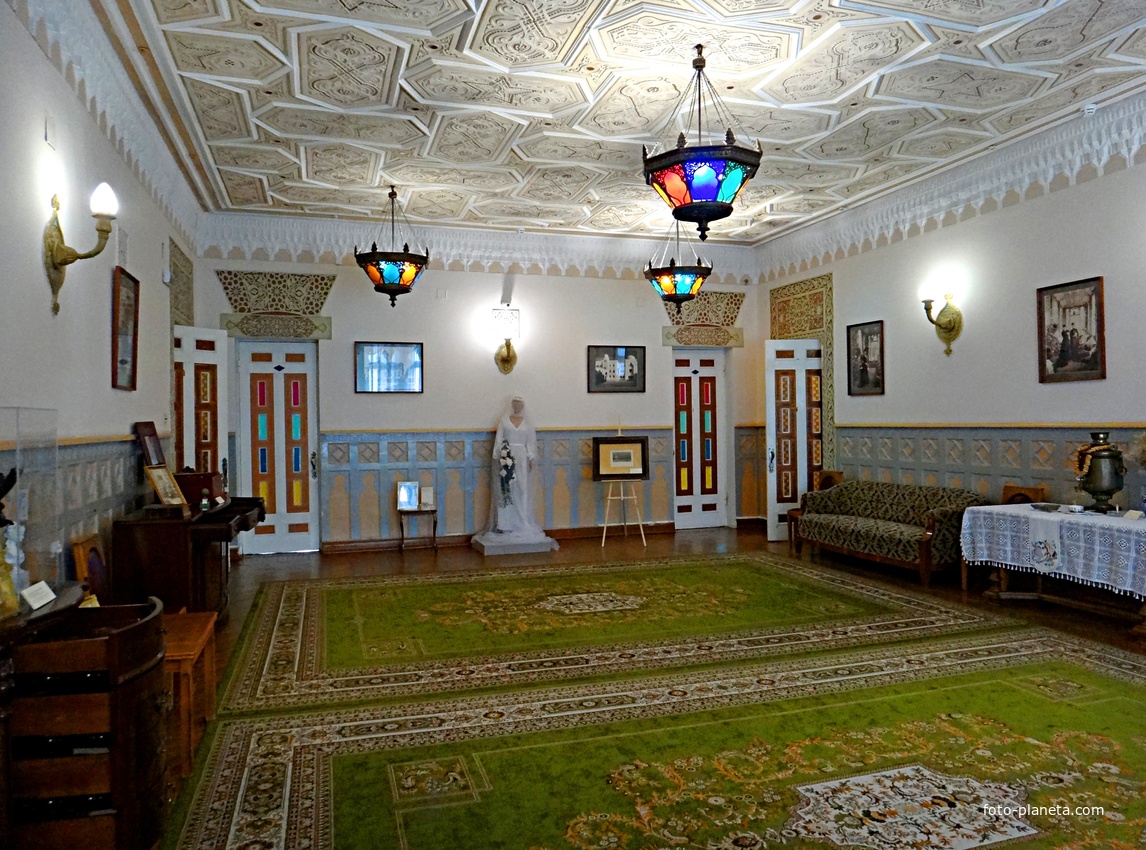 Дворц.-парк. ансамбль "Дюльбер" постройки 1895-1897гг. Инициатор - велик. князь П. Н. Романов. Проект всего ансамбля с учётом эскизов Романова разраб. ялт. арх. Н. П. Краснов, парк высажен с участ.  крым. садов. Л. Кремера. Интерьер дворца "Дюльбер".