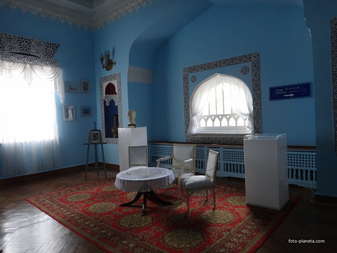 Дворц.-парк. ансамбль "Дюльбер" постройки 1895-1897гг. Инициатор - велик. князь П. Н. Романов. Проект всего ансамбля с учётом эскизов Романова разраб. ялт. арх. Н. П. Краснов, парк высажен с участ.  крым. садов. Л. Кремера. Интерьер дворца "Дюльбер".