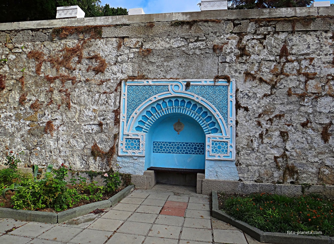 Дворц.-парк. ансамбль "Дюльбер", постройки 1895-1897гг. Инициатор - велик. князь П. Н. Романов. Проект всего ансамбля с учётом эскизов Романова разраб. ялт. арх. Н. П. Краснов, парк высажен с участ.  крым. садов. Л. Кремера. Грот для отдыха.