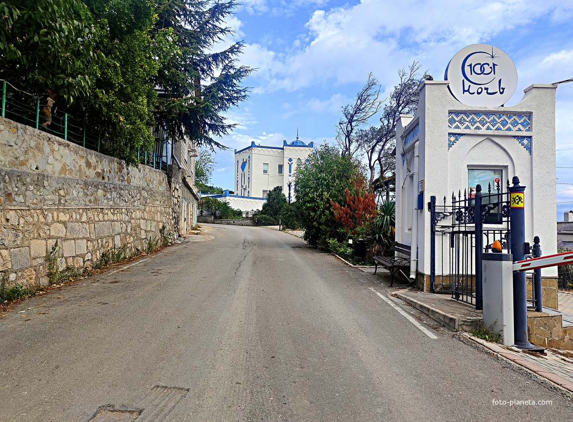 Отель «1001 ночь» в посёлке.