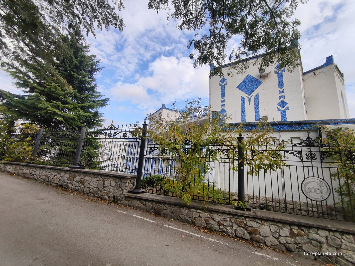 Отель «1001 ночь» в посёлке.