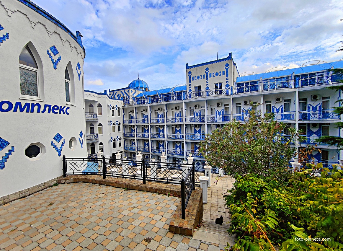 Отель «1001 ночь» в посёлке.