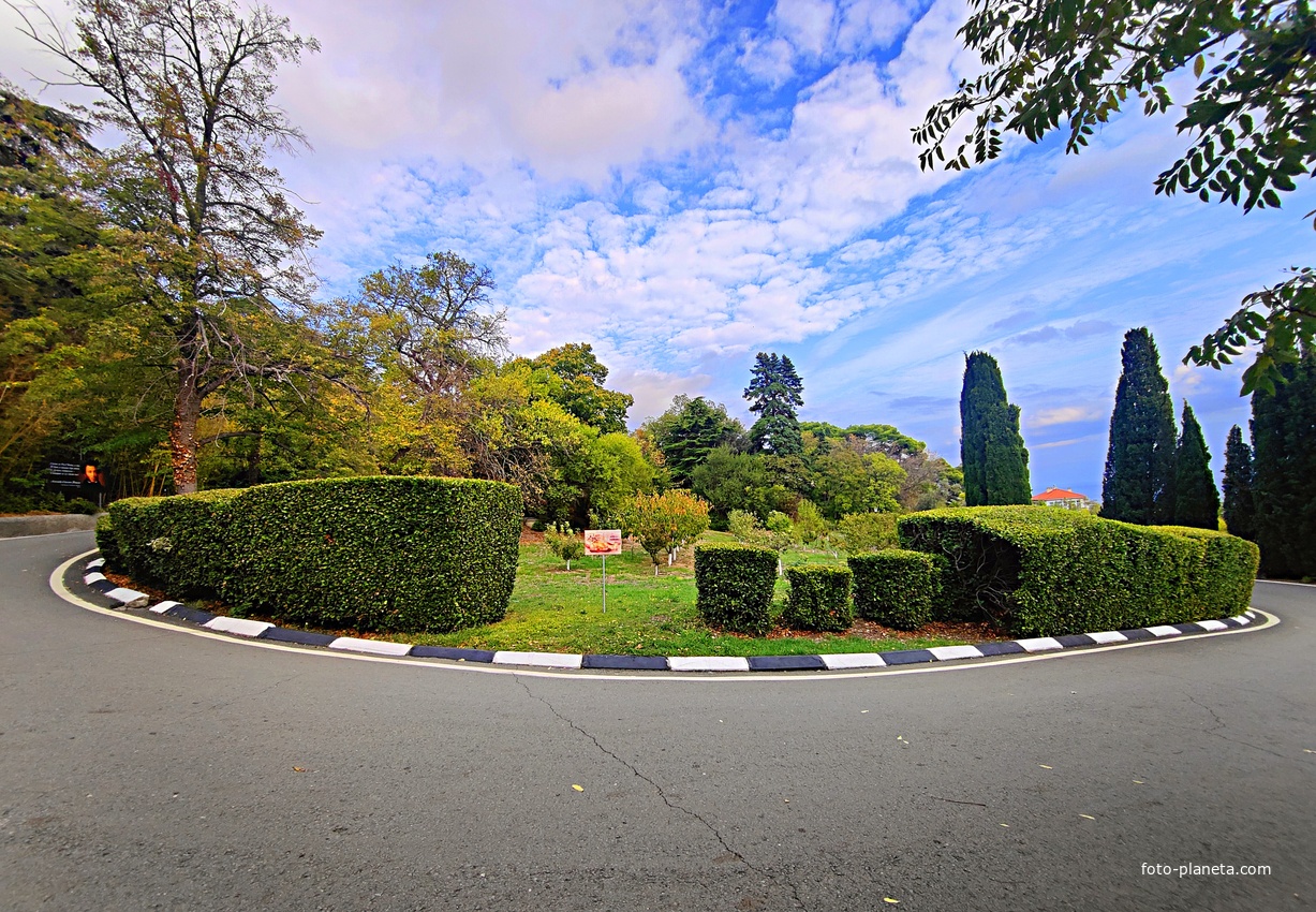 Архитектурно-парковый комплекс Юсуповского дворца в посёлке Кореиз. Площадь парка — около 16 га, создан известным ландшафтным дизайнером Карлом Кебахом и директором императорского ботанического сада Николаем Гартвисом в 1820-х гг.