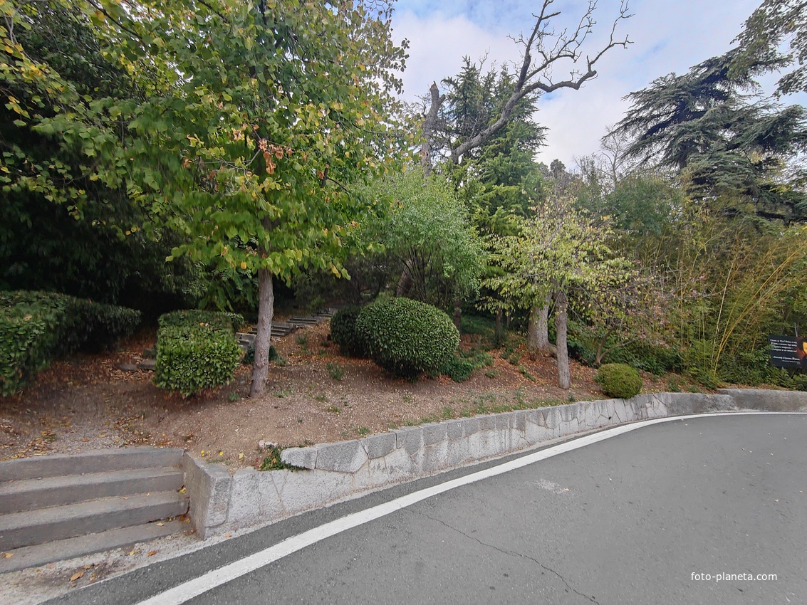 Архитектурно-парковый комплекс Юсуповского дворца в посёлке Кореиз. Площадь парка — около 16 га, создан известным ландшафтным дизайнером Карлом Кебахом и директором императорского ботанического сада Николаем Гартвисом в 1820-х гг.