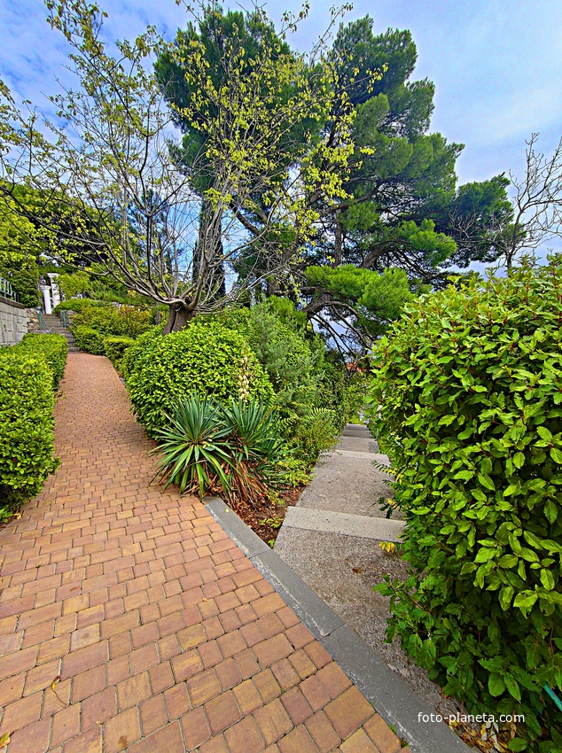 Архитектурно-парковый комплекс Юсуповского дворца в посёлке Кореиз. Площадь парка — около 16 га, создан известным ландшафтным дизайнером Карлом Кебахом и директором императорского ботанического сада Николаем Гартвисом в 1820-х гг.