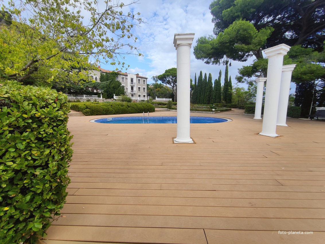 Архитектурно-парковый комплекс Юсуповского дворца. Площадь парка — около 16 га, создан ландш. дизайнером К. Кебахом и директором император. ботанич. сада Н. Гартвисом в 1820-х гг. Колоннада на южной террасе перед дворцом Голицыной (Гостевым домом).