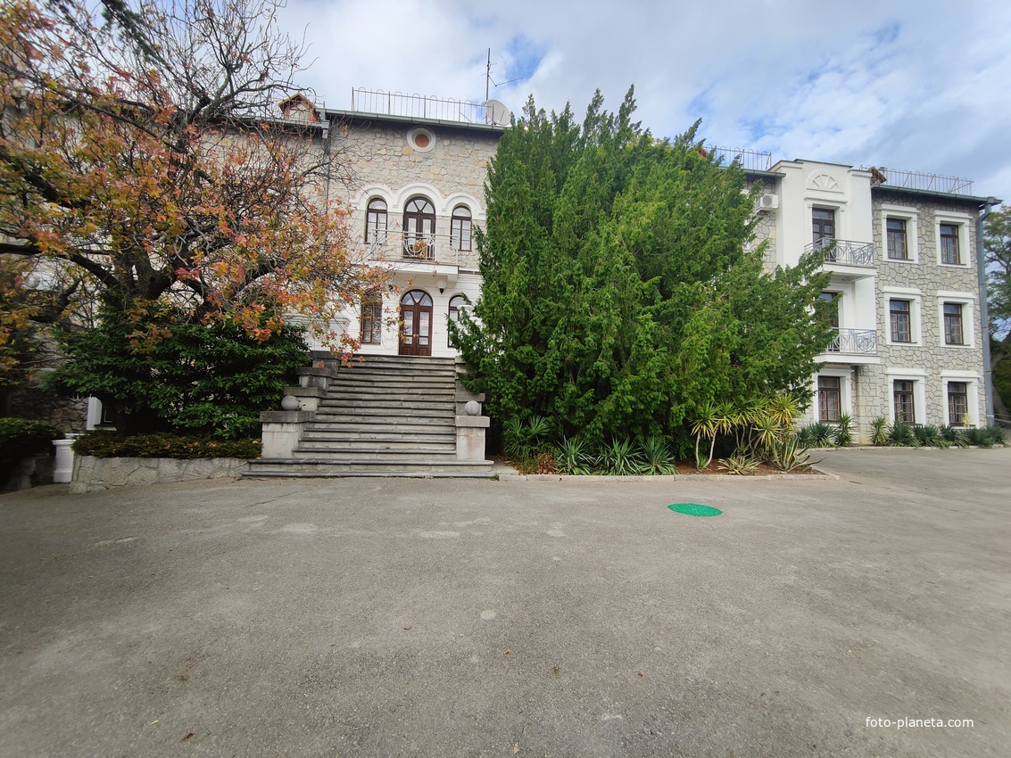 Архитектурно-парковый комплекс Юсуповского дворца. Площадь парка — около 16 га, создан известным ландшафтным дизайнером Карлом Кебахом и директором императорского ботанич. сада Николаем Гартвисом в 1820-х гг. Дворец Голицыной (Гостевой дом).