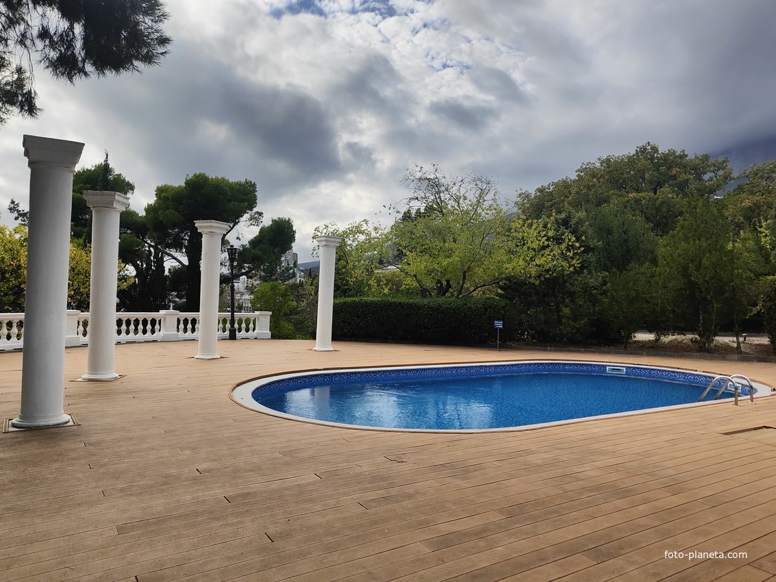 Архитектурно-парковый комплекс Юсуповского дворца. Площадь парка — около 16 га, создан ландш. дизайнером К. Кебахом и директором император. ботанич. сада Н. Гартвисом в 1820-х гг. Колоннада на южной террасе перед дворцом Голицыной (Гостевым домом).