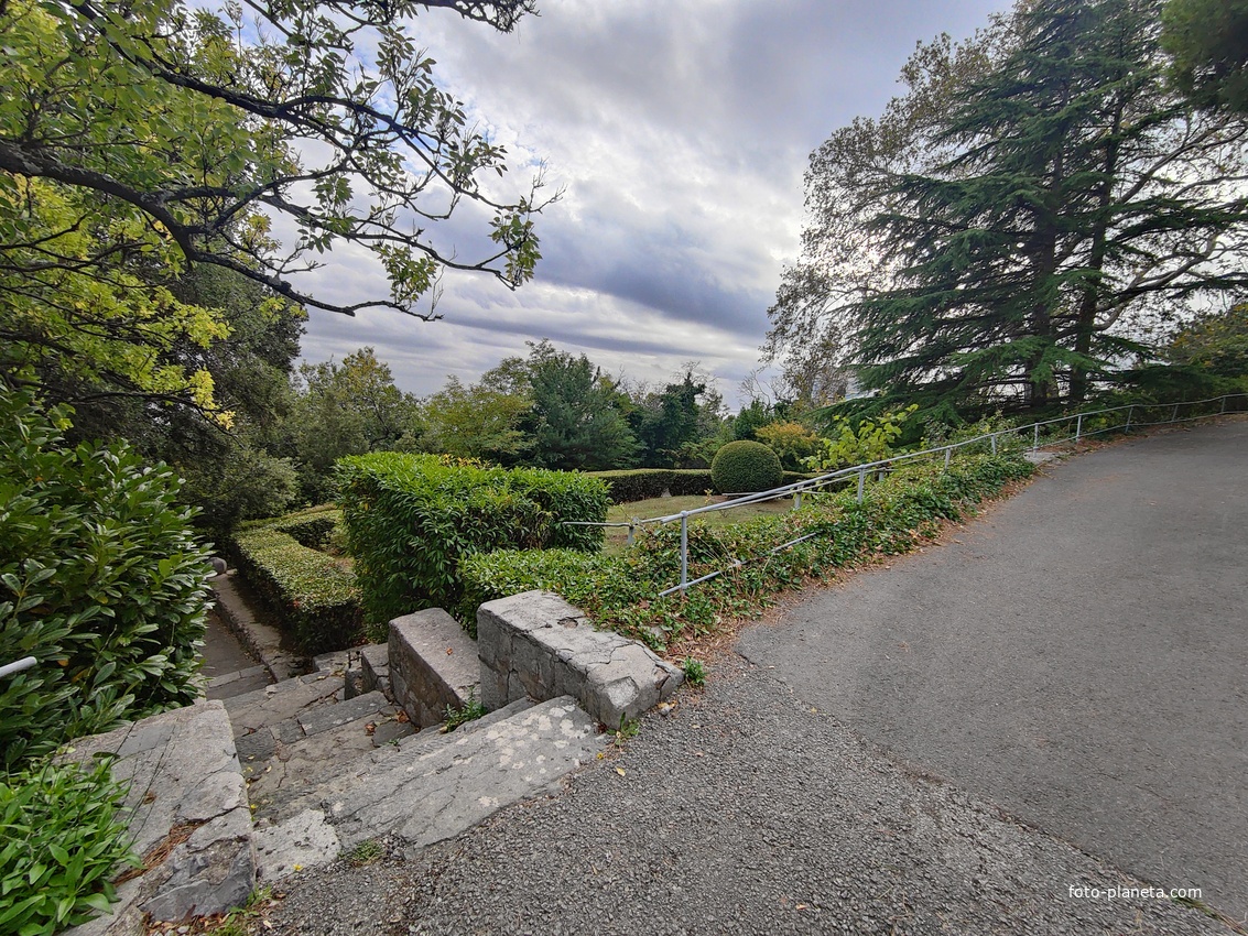 Архитектурно-парковый комплекс Юсуповского дворца в посёлке Кореиз. Площадь парка — около 16 га, создан известным ландшафтным дизайнером Карлом Кебахом и директором императорского ботанического сада Николаем Гартвисом в 1820-х гг.