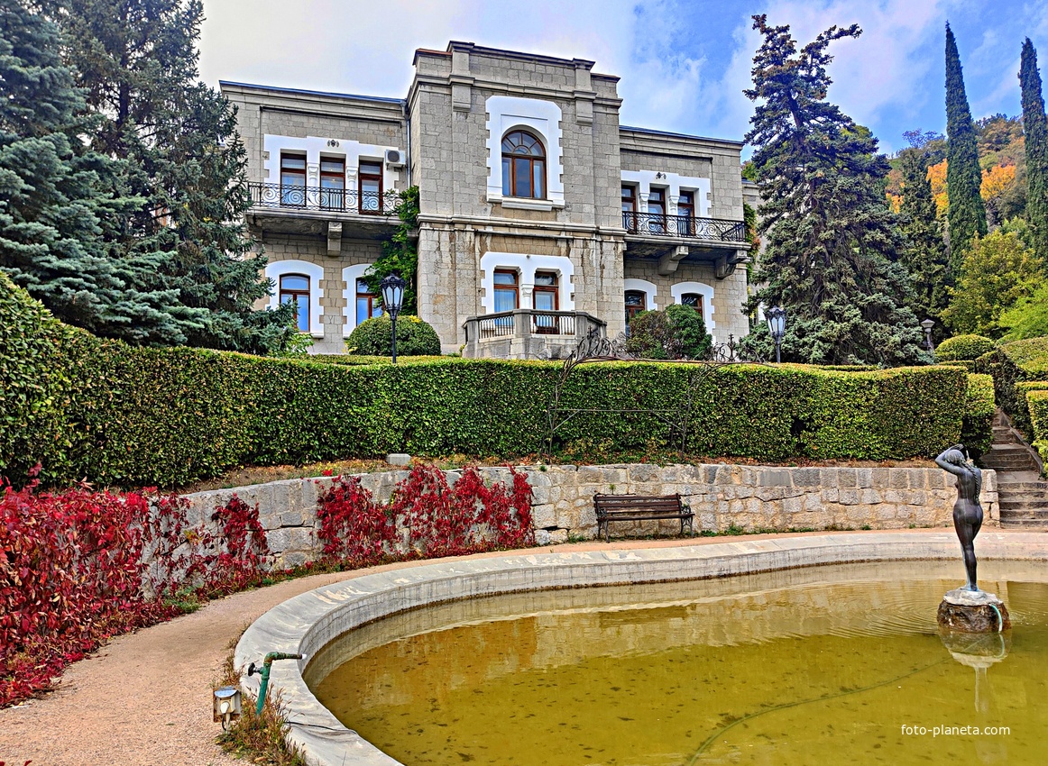 Княгиня Анна Голицына построила на этой территории дачу «Розовый дом» и разбила сад. В 1880-х гг. имение было приобретено князем Феликсом Юсуповым-старшим. В 1909 г. Феликс Юсупов-младший решил перестроить дачу в полноценный дворец.