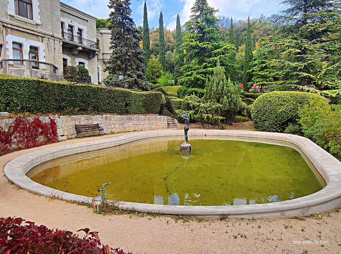 Княгиня Анна Голицына построила на этой территории дачу «Розовый дом» и разбила сад. В 1880-х гг. имение было приобретено князем Феликсом Юсуповым-старшим. В 1909 г. Феликс Юсупов-младший решил перестроить дачу в полноценный дворец.