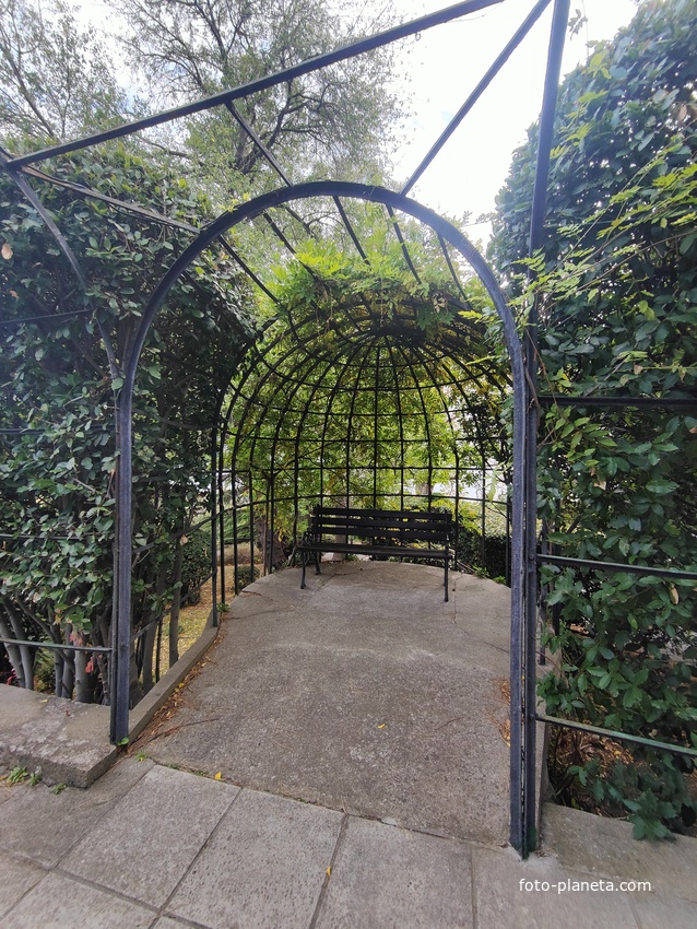 Архитектурно-парковый комплекс Юсуповского дворца в посёлке Кореиз. Площадь парка — около 16 га, создан известным ландшафтным дизайнером Карлом Кебахом и директором императорского ботанического сада Николаем Гартвисом в 1820-х гг. Лавровая беседка.