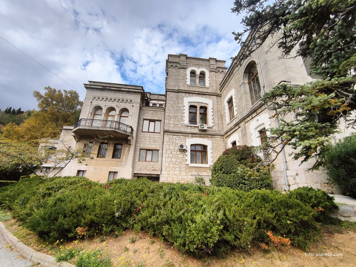 Княгиня Анна Голицына постр. дачу «Розовый дом» и разбила сад. В 1880-х гг. имение приобрёл князь Ф. Юсупов-старш. В 1909 г. Ф. Юсупов-млад. перестроил дачу во дворец в стиле эклектики (неомавританский и неороманский стили и эпохи ит. Возрождения).