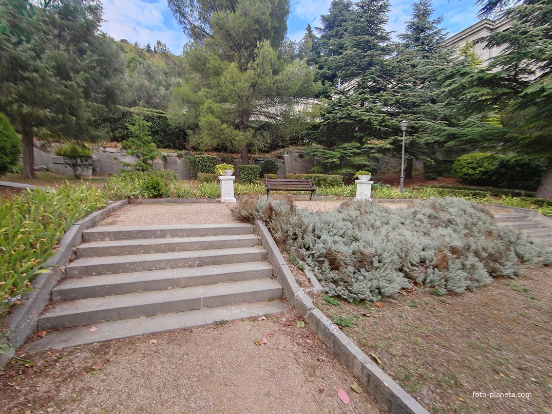 Архитектурно-парковый комплекс Юсуповского дворца в посёлке Кореиз. Площадь парка — около 16 га, создан известным ландшафтным дизайнером Карлом Кебахом и директором императорского ботанического сада Николаем Гартвисом в 1820-х гг.