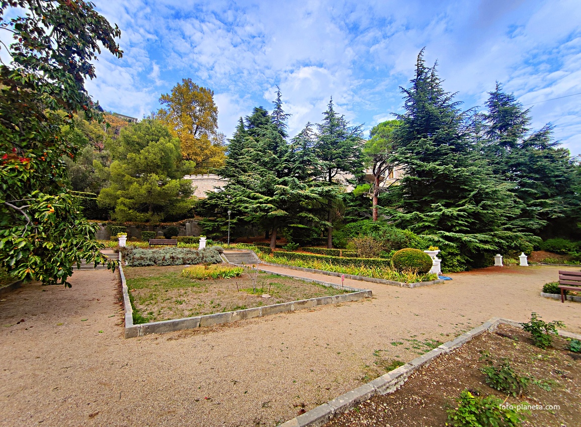 Архитектурно-парковый комплекс Юсуповского дворца в посёлке Кореиз. Площадь парка — около 16 га, создан известным ландшафтным дизайнером Карлом Кебахом и директором императорского ботанического сада Николаем Гартвисом в 1820-х гг.