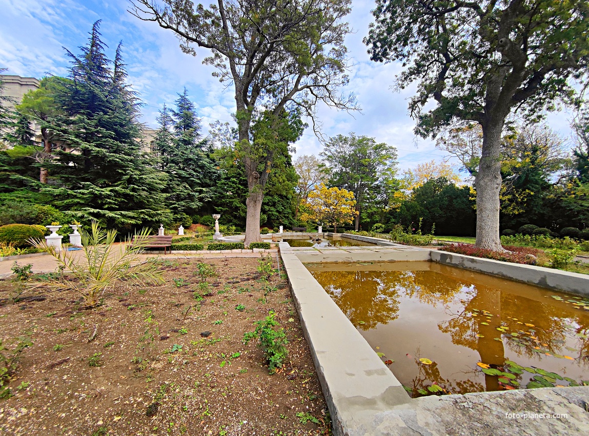 Архитектурно-парковый комплекс Юсуповского дворца в посёлке Кореиз. Площадь парка — около 16 га, создан известным ландшафтным дизайнером Карлом Кебахом и директором императорского ботанического сада Николаем Гартвисом в 1820-х гг.