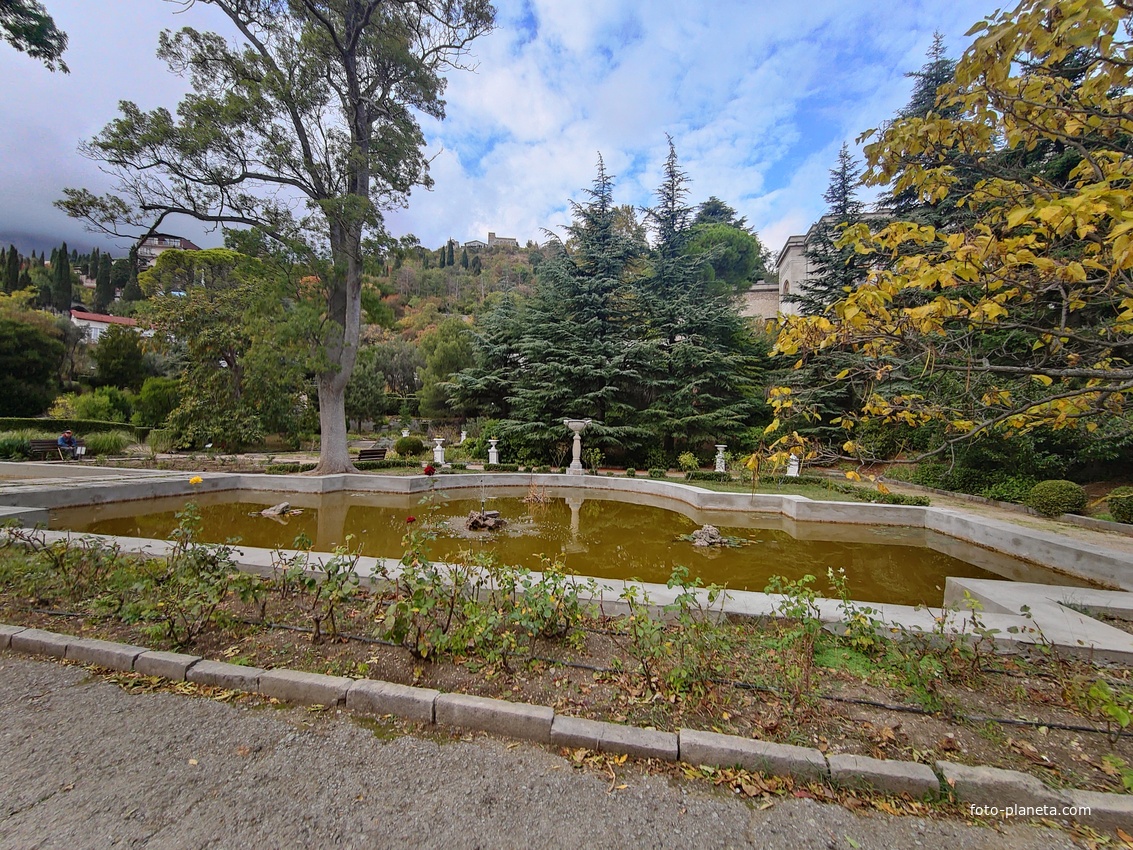 Архитектурно-парковый комплекс Юсуповского дворца в посёлке Кореиз. Площадь парка — около 16 га, создан известным ландшафтным дизайнером Карлом Кебахом и директором императорского ботанического сада Николаем Гартвисом в 1820-х гг.