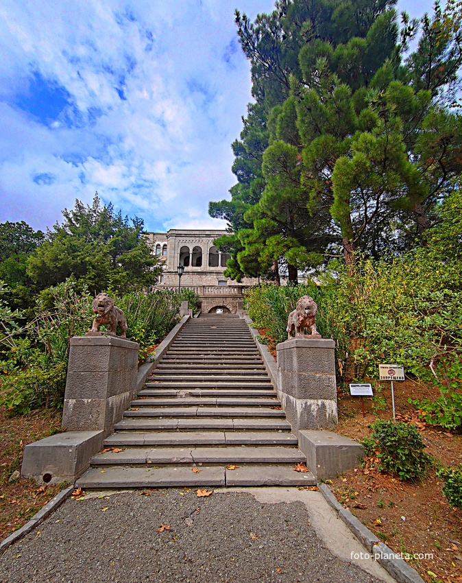 Княгиня Анна Голицына построила здесь дачу «Розовый дом» и разбила сад. В 1880-х гг. имение приобрёл князь Феликс Юсупов-старший. В 1909 г. Феликс Юсупов-младший перестроил дачу в полноценный дворец. Лестница к главному дворцу с террасой.