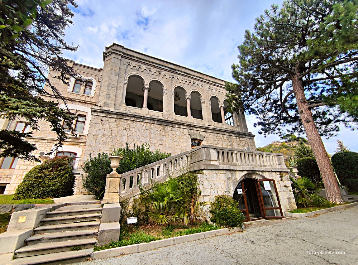 Княгиня Анна Голицына построила здесь дачу «Розовый дом» и разбила сад. В 1880-х гг. имение приобрёл князь Феликс Юсупов-старший. В 1909 г. Феликс Юсупов-младший перестроил дачу в полноценный дворец. Фасад с открытой верандой.