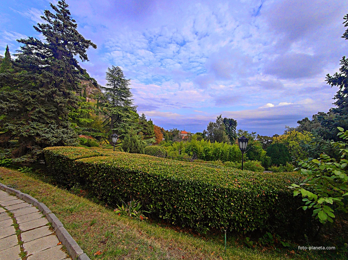 Архитектурно-парковый комплекс Юсуповского дворца в посёлке Кореиз. Площадь парка — около 16 га, создан известным ландшафтным дизайнером Карлом Кебахом и директором императорского ботанического сада Николаем Гартвисом в 1820-х гг.