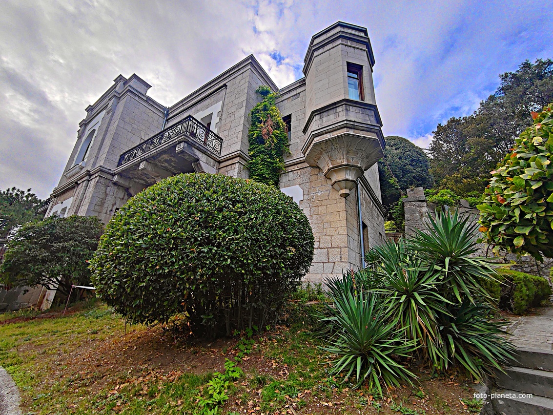 Княгиня Анна Голицына постр. дачу «Розовый дом» и разбила сад. В 1880-х гг. имение приобрёл князь Ф. Юсупов-старш. В 1909 г. Ф. Юсупов-млад. перестроил дачу во дворец в стиле эклектики (неомавританский и неороманский стили и эпохи ит. Возрождения).