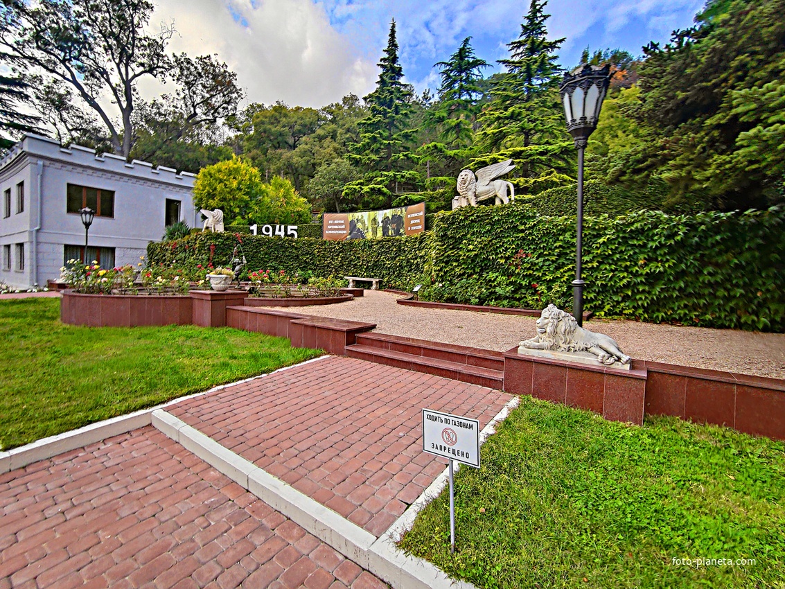 Княгиня Анна Голицына построила здесь дачу «Розовый дом» и разбила сад. В 1880-х гг. имение приобрёл князь Феликс Юсупов-старший. В 1909 г. Феликс Юсупов-младший перестроил дачу в полноценный дворец. Территория перед дворцом.