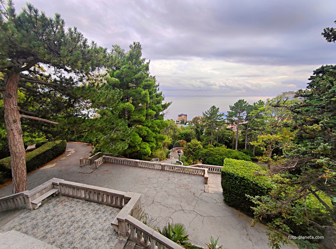 Княгиня Анна Голицына построила здесь дачу «Розовый дом» и разбила сад. В 1880-х гг. имение приобрёл князь Феликс Юсупов-старший. В 1909 г. Феликс Юсупов-младший перестроил дачу в полноценный дворец. Южная терраса.