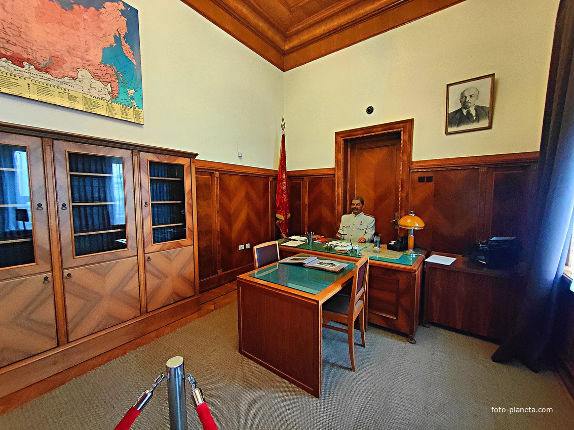 Рабочий кабинет Иосифа Сталина в Юсуповском дворце в Кореизе, где во время Ялтинской конференции 1945 г. находилась его резиденция.