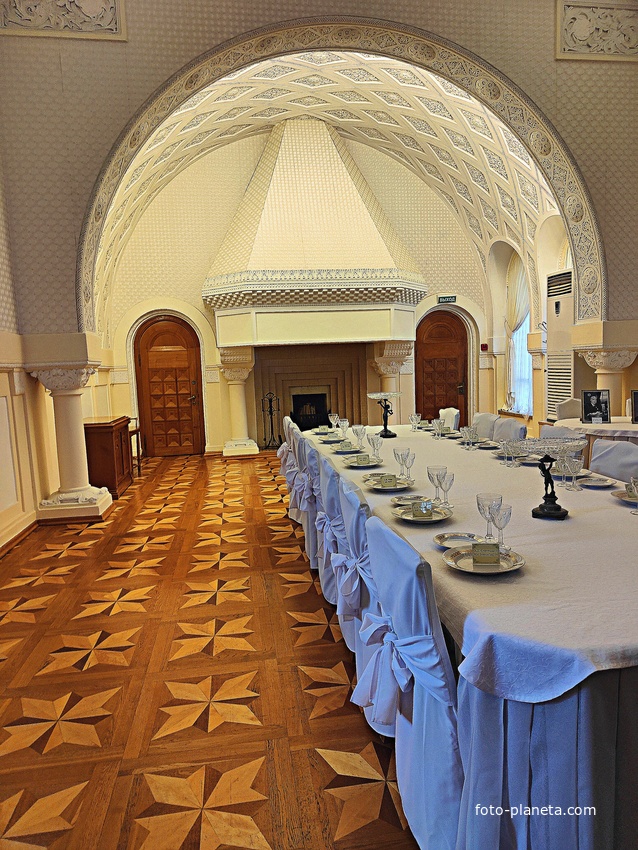 Парадная столовая уникальна по декоративной отделке интерьера и является настоящим шедевром работы архитектора Краснова. Циркульная арка, камин «Чалма».