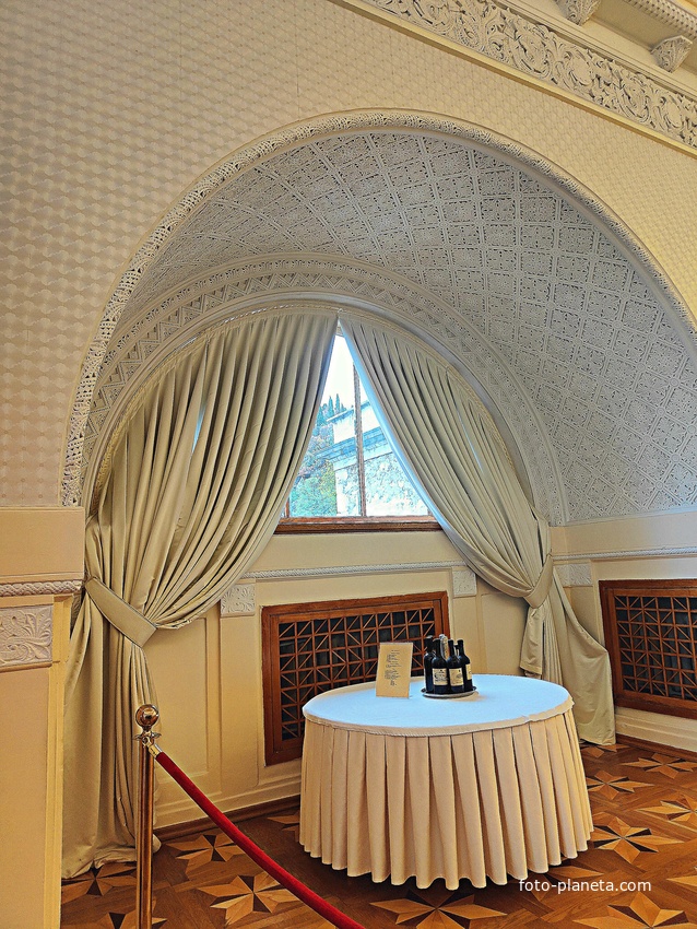 Парадная столовая уникальна по декоративной отделке интерьера и является настоящим шедевром работы архитектора Краснова. Циркульная арка.