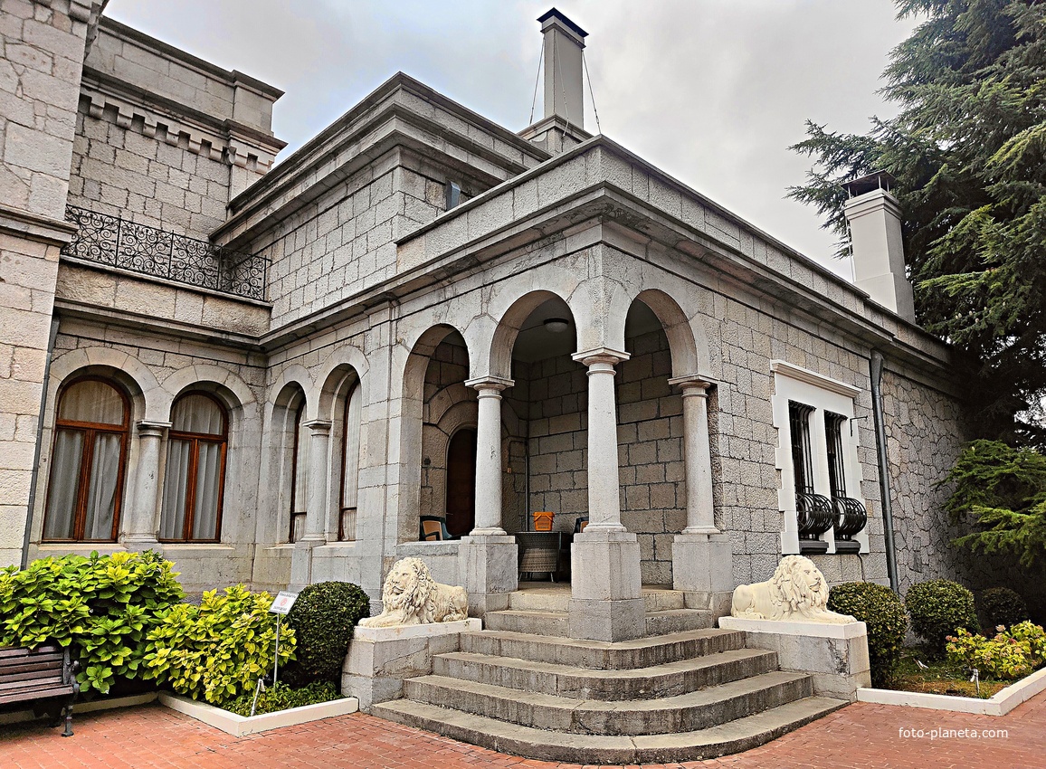 Княгиня Анна Голицына построила здесь дачу «Розовый дом» и разбила сад. В 1880-х гг. имение приобрёл князь Феликс Юсупов-старший. В 1909 г. Феликс Юсупов-младший перестроил дачу в дворец.