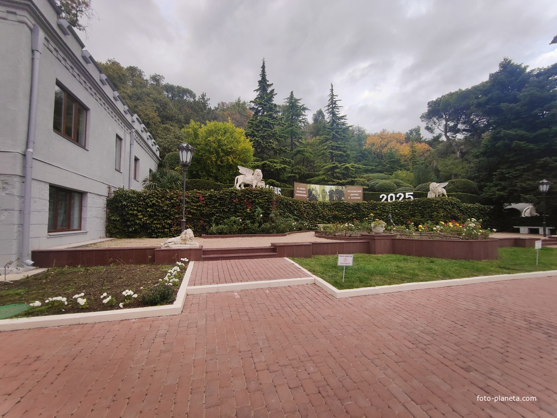 Княгиня Анна Голицына построила здесь дачу «Розовый дом» и разбила сад. В 1880-х гг. имение приобрёл князь Феликс Юсупов-старший. В 1909 г. Феликс Юсупов-младший перестроил дачу в дворец.