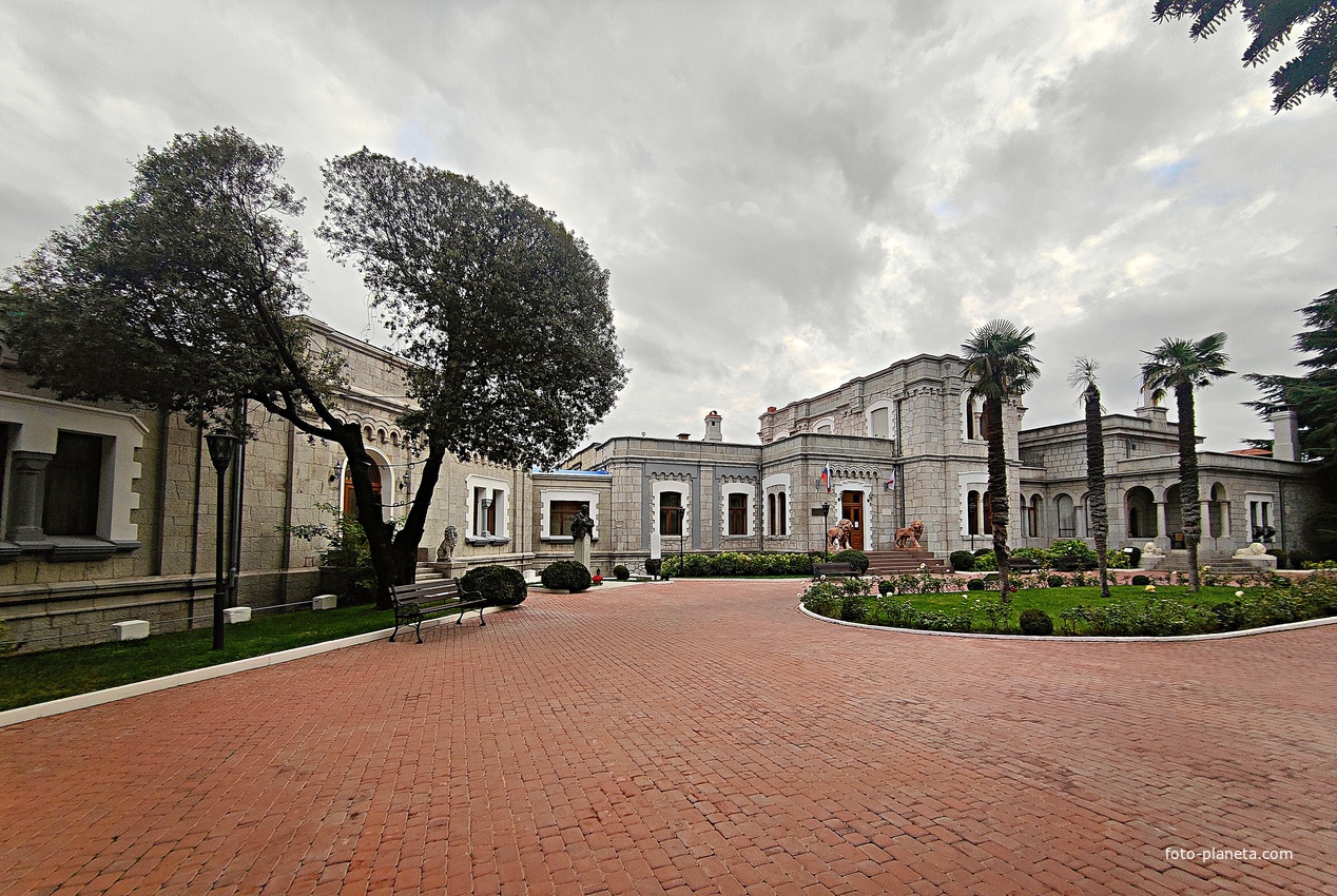 Княгиня Анна Голицына построила здесь дачу «Розовый дом» и разбила сад. В 1880-х гг. имение приобрёл князь Феликс Юсупов-старший. В 1909 г. Феликс Юсупов-младший перестроил дачу в дворец.