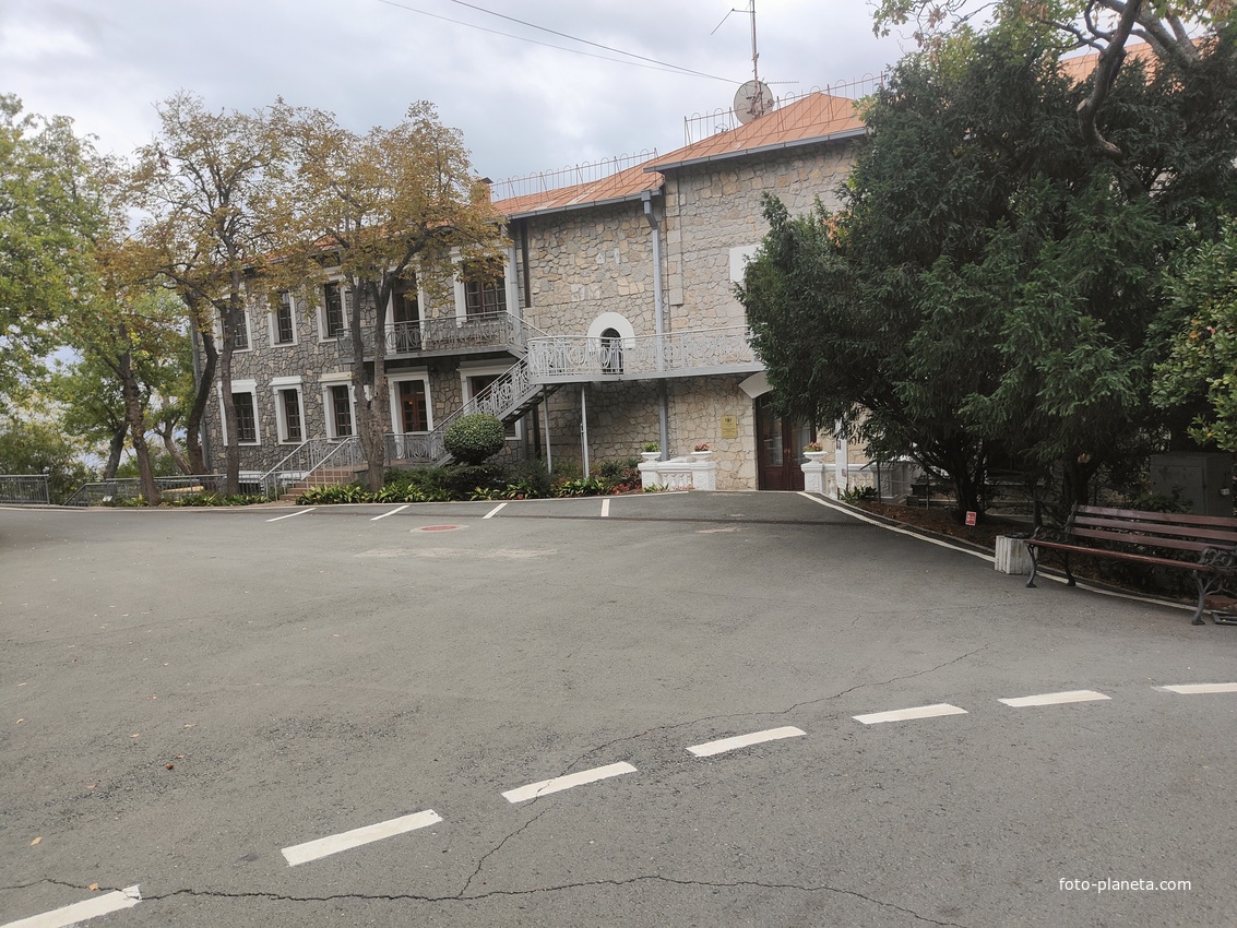 Архитектурно-парковый комплекс Юсуповского дворца. Площадь парка — около 16 га, создан известным ландшафтным дизайнером Карлом Кебахом и директором императорского ботанич. сада Николаем Гартвисом в 1820-х гг. Гостевой дом (дворец Голицына).