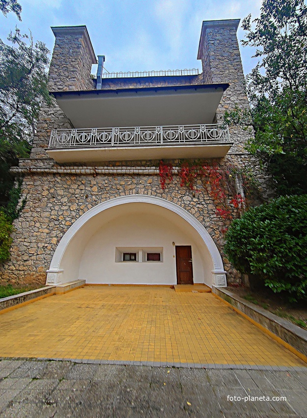 Архитектурно-парковый комплекс Юсуповского дворца. Площадь парка — около 16 га, создан известным ландшафтным дизайнером Карлом Кебахом и директором императорского ботанич. сада Николаем Гартвисом в 1820-х гг. Дворец Голицыной (Гостевой дом).