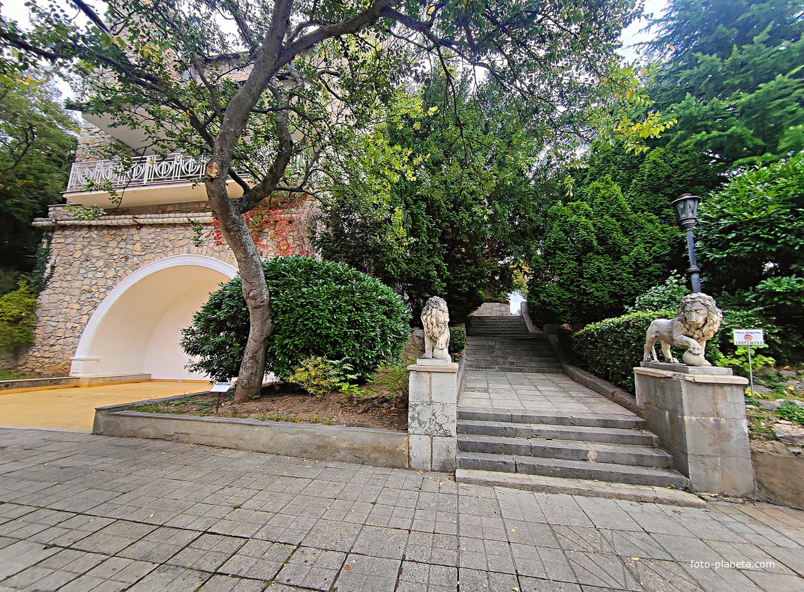 Архитектурно-парковый комплекс Юсуповского дворца. Площадь парка — около 16 га, создан известным ландшафтным дизайнером Карлом Кебахом и директором императорского ботанич. сада Николаем Гартвисом в 1820-х гг. Дворец Голицыной (Гостевой дом).