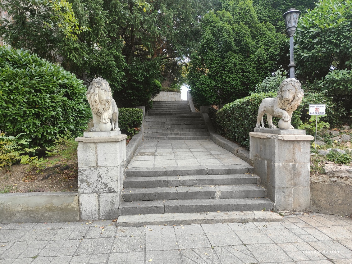 Архитектурно-парковый комплекс Юсуповского дворца в посёлке Кореиз. Площадь парка — около 16 га, создан известным ландшафтным дизайнером Карлом Кебахом и директором императорского ботанического сада Николаем Гартвисом в 1820-х гг.