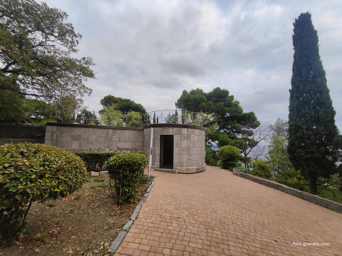 Архитектурно-парковый комплекс Юсуповского дворца в посёлке Кореиз. Площадь парка — около 16 га, создан известным ландшафтным дизайнером Карлом Кебахом и директором императорского ботанического сада Николаем Гартвисом в 1820-х гг. Бункер Сталина.