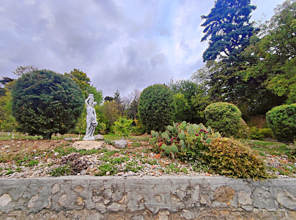 Архитектурно-парковый комплекс Юсуповского дворца. Площадь парка — около 16 га, создан известным ландшафтным дизайнером Карлом Кебахом и директором императорского ботанич. сада Николаем Гартвисом в 1820-х гг. Скульптура девушки с кувшинами.